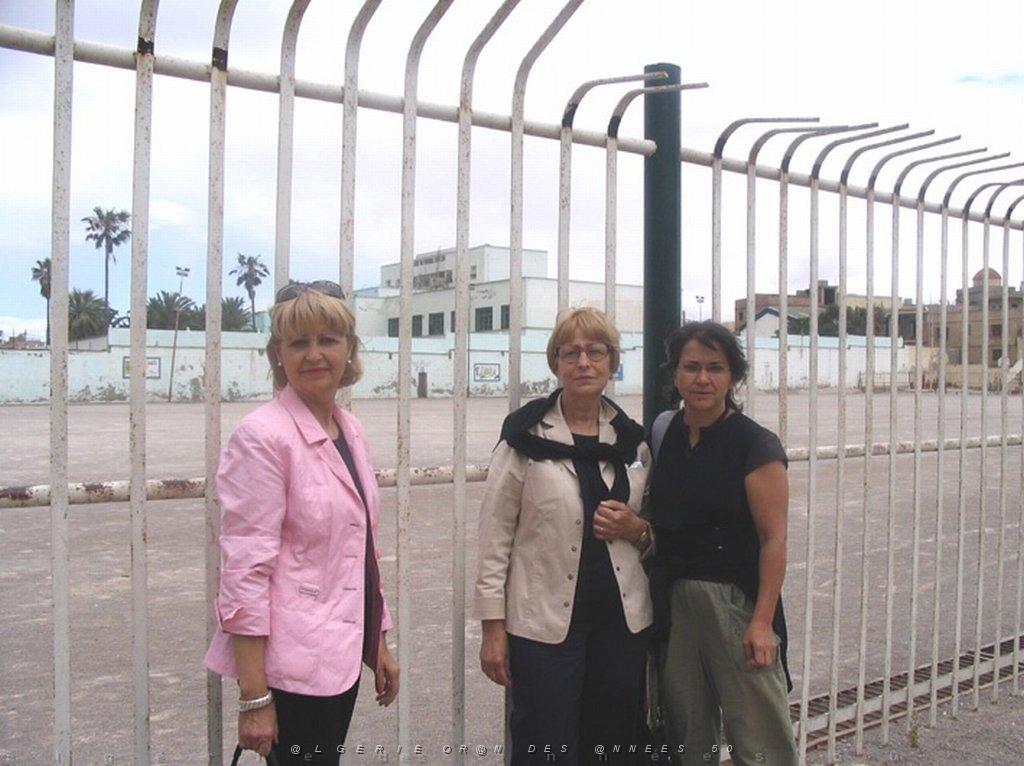 ORAN MAI 2008 2613 denise roselyne et patricia devant stade du fco.jpg
